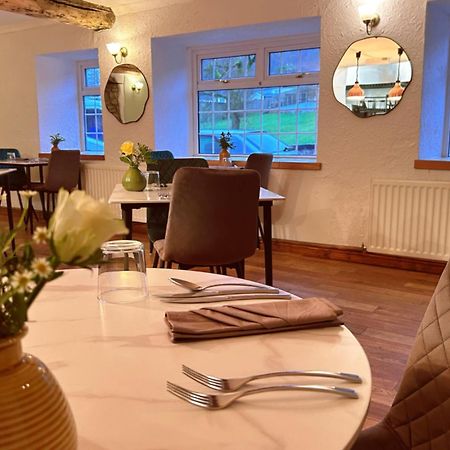 Penybont Restaurant + Inn คาร์มาเทน ภายนอก รูปภาพ