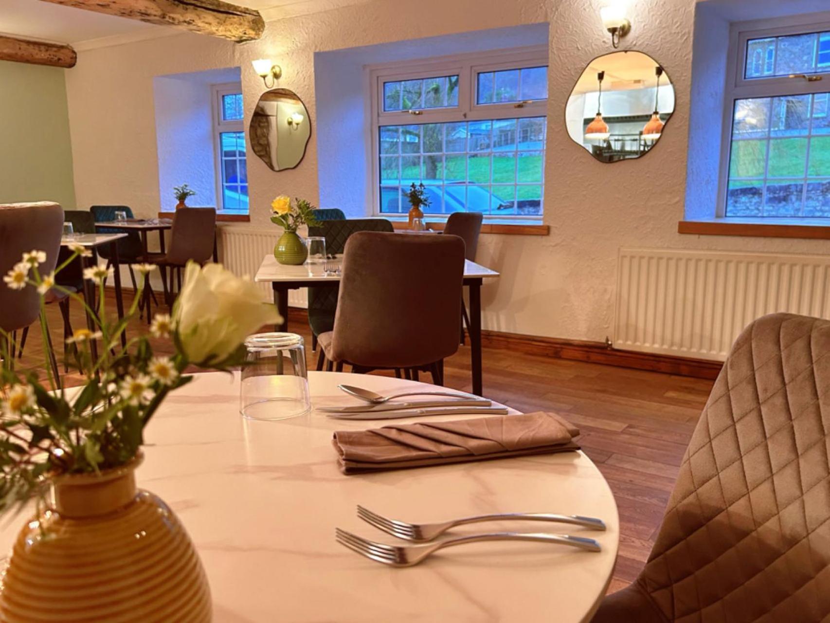 Penybont Restaurant + Inn คาร์มาเทน ภายนอก รูปภาพ